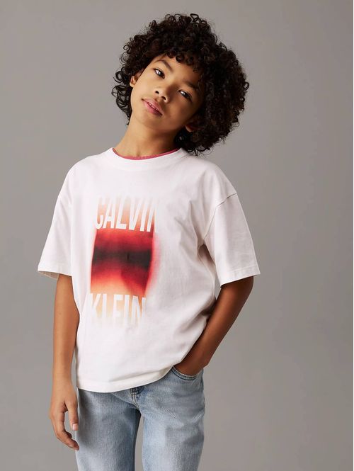 Playera-Calvin-Klein-Grafico-Degradado-Niño-Blanco