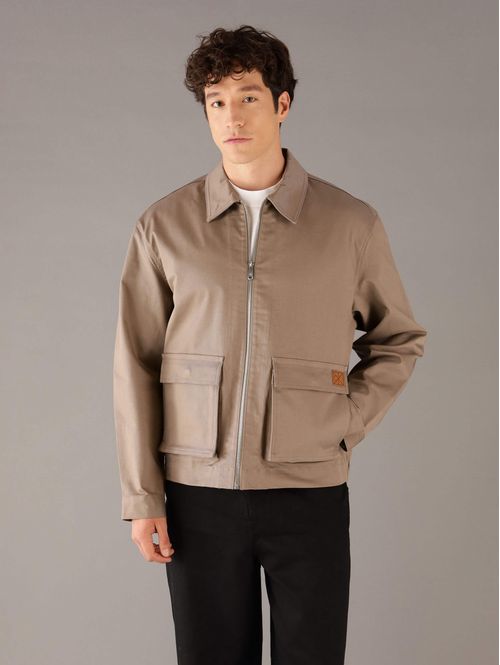 Chamarra-Calvin-Klein-Jeans-con-Monograma-Parche-Hombre-Cafe-4RD401G-210