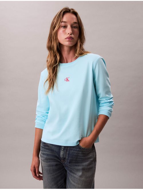 Playera-Grafica-Calvin-Klein-Satinada-Degradada-Manga-Larga-Mujer-Azul-47D223G-440