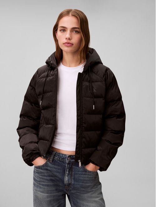 Chamarra-Puffer-Ligera-Satinada-Logotipo-Calvin-Klein-Mujer-Negro-47E509G-UB1