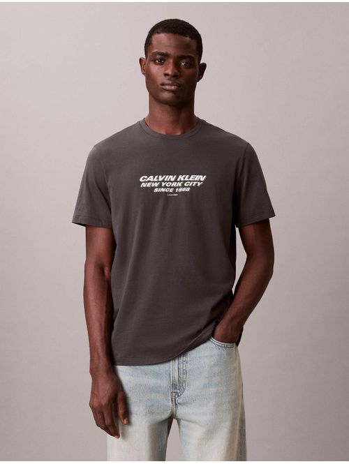 Playera-Calvin-Klein-Grafica-CKNYC-30s-Hombre-Negro-4RE834G-8MN