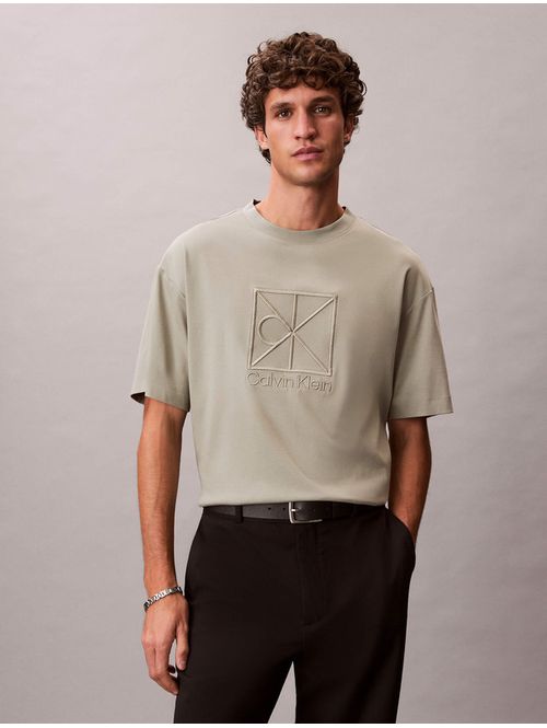 Playera-Calvin-Klein-Premium-Relaxed-Interlock-Emblem-Hombre-Gris-4LE200G-PEZ