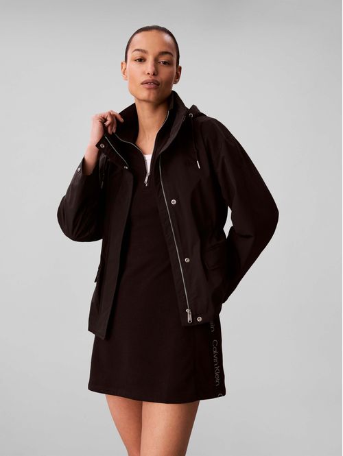 chamarra-entallada-calvin-klein-mujer-negro