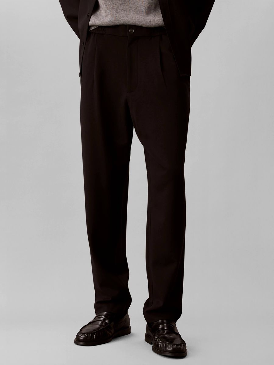 pantalon-calvin-klein-tapered-tech-knit-plisado-hombre-negro