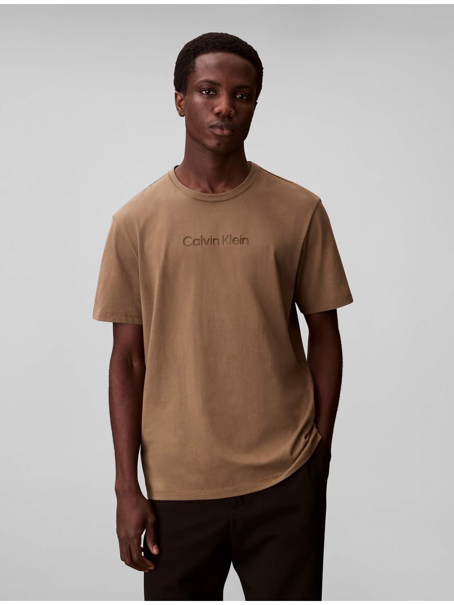 playera-calvin-klein-standard-logo-30s-hombre-marron-4ld230g-vfb