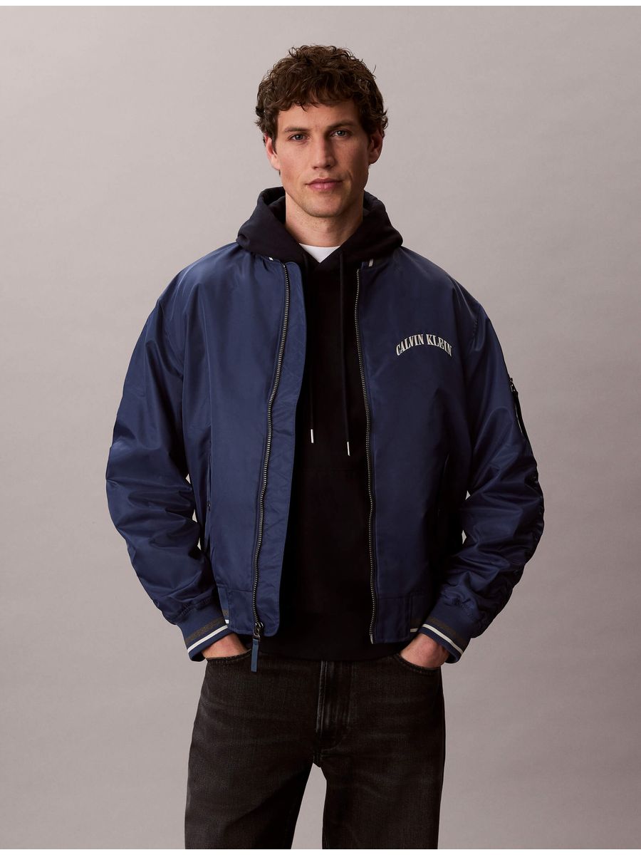 chamarra-calvin-klein-bomber-graphic-hombre-azul-4rf510g-cec