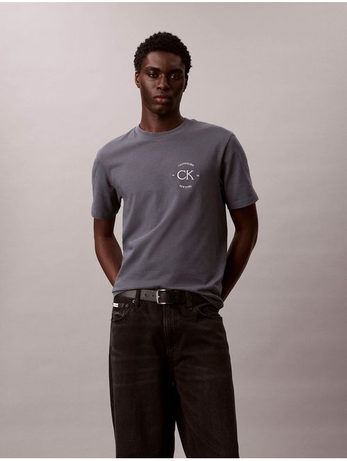 playera-calvin-klein-graphic-seasonal-hombre-gris-oscuro-4re825g-ckp