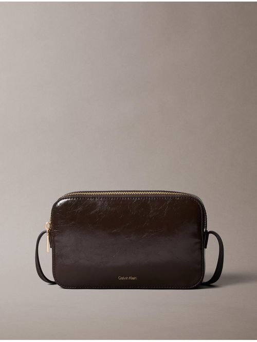 bolsa-calvin-klein-foil-logo-glossy-camera-bag-mujer-vino-4f3539g-bal