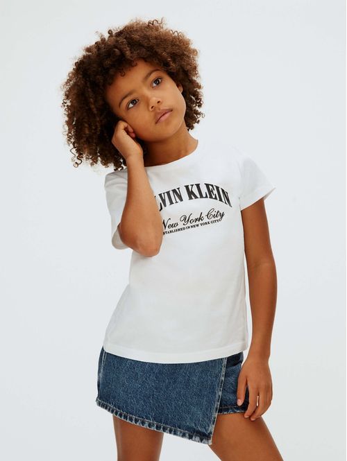 playera-calvin-klein-collegiate-niña-blanco-lvcksja24g-yaf
