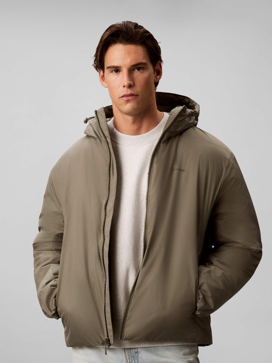 chamarra-calvin-klein-ultra-lightweight-ripstop-con-logo-hombre-verde-4lf503g-ldy