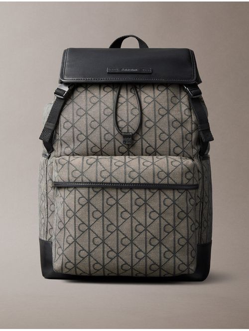 mochila-calvin-klein-mixed-emblem-flap-backpack-con-monograma-hombre-cafe-4d3378g-7ul