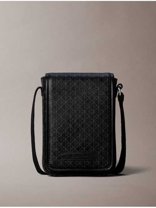 crossbody-para-celular-coated-con-emblema-aop-calvin-klein-para-hombre-color-negro-4d1218g-ub1