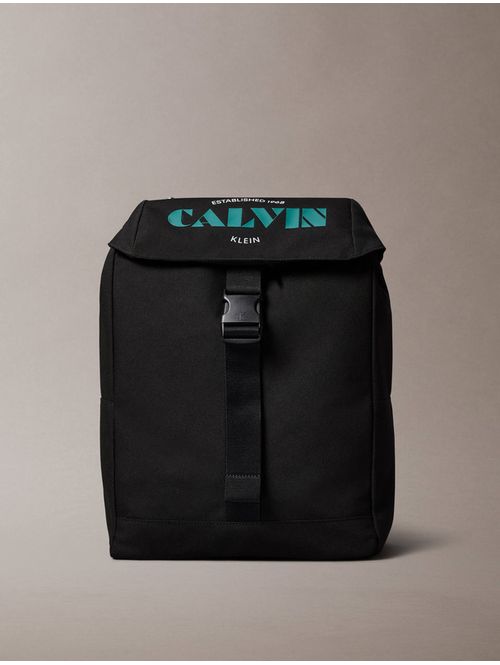 mochila-con-solapa-grafica-calvin-klein-para-hombre-color-negro-4d3446g-ub1