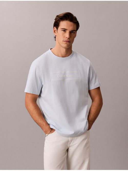 playera-grafica-relaxed-calvin-klein-hombre-azul-claro-4lg813g-ciq