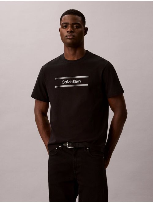 playera-grafica-relaxed-calvin-klein-hombre-negro-4lg813g-ub1