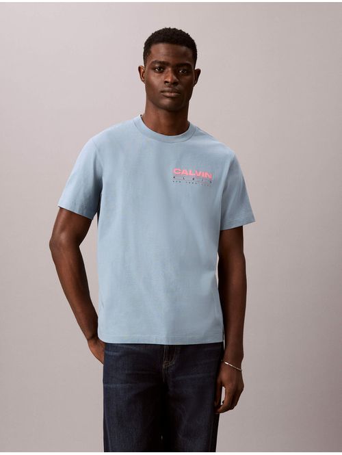 playera-grafica-calvin-klein-hombre-azul-claro-4rg827g-cdp