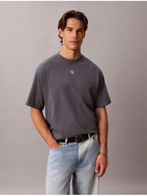 playera-bold-calvin-grafica-calvin-klein-hombre-gris-4rh886g-ckp