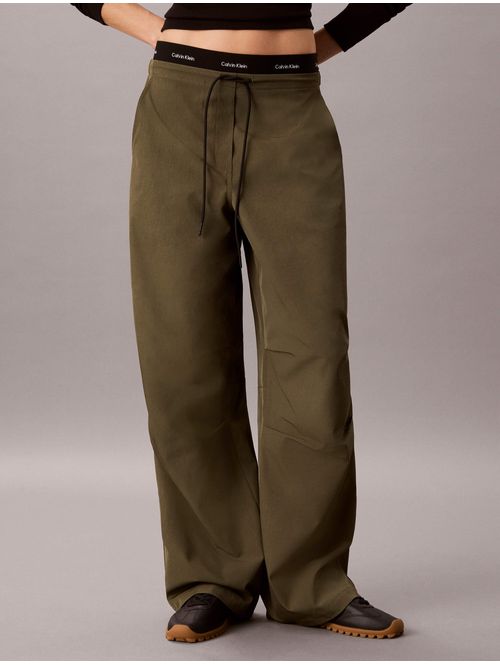 pantalon-tech-crinkle-calvin-klein-mujer-verde-oscuro-47H641G-LI1