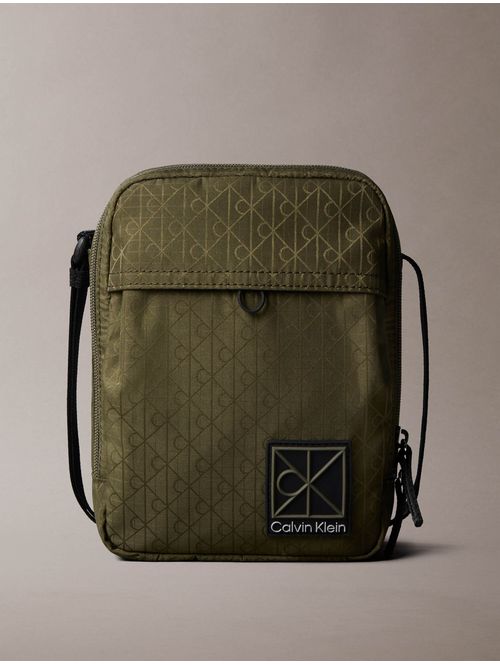 bolsa-reporter-emblem-calvin-klein-hombre-verde-oscuro-4d3303g-li1