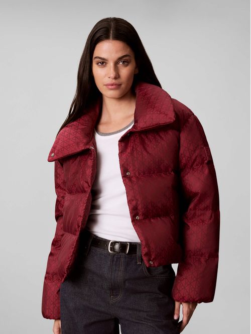 chamarra-puffer-corta-jacquard-calvin-klein-mujer-vino-47h521g-vg5