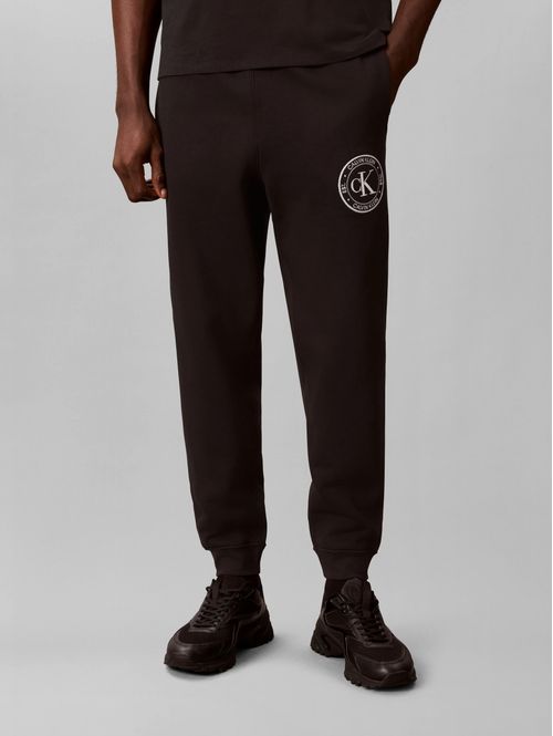 jogger-crest-graphic-calvin-klein-hombre-negro-4rh240g-ub1