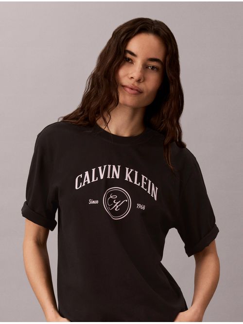 playera-relaxed-varsity-crest-calvin-klein-mujer-negro-47h809g-ub1