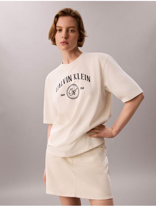 playera-relaxed-varsity-crest-calvin-klein-mujer-blanco-47h809g-yas