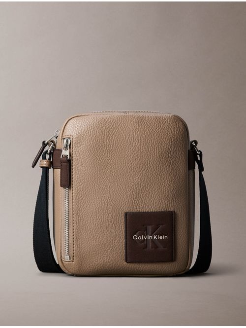 bolsa-reporter-bold-pebble-calvin-klein-hombre-beige-4d3624g-vfu