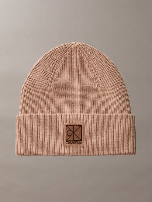 gorro-beanie-rib-emblem-calvin-klein-mujer-beige-4f8109g-rod