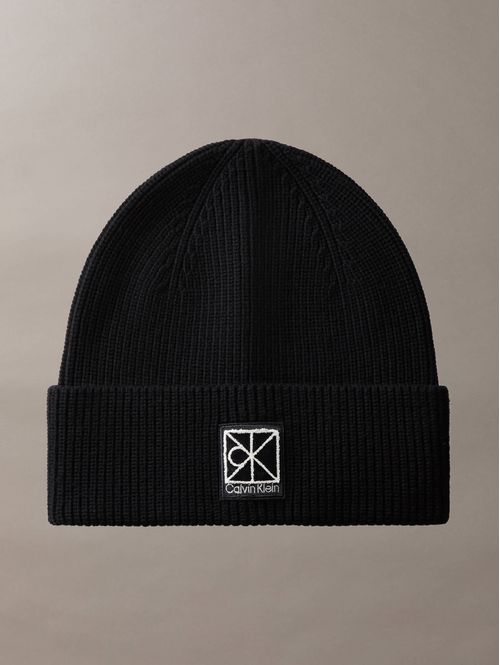 gorro-beanie-rib-emblem-calvin-klein-mujer-negro-4f8109g-ub1