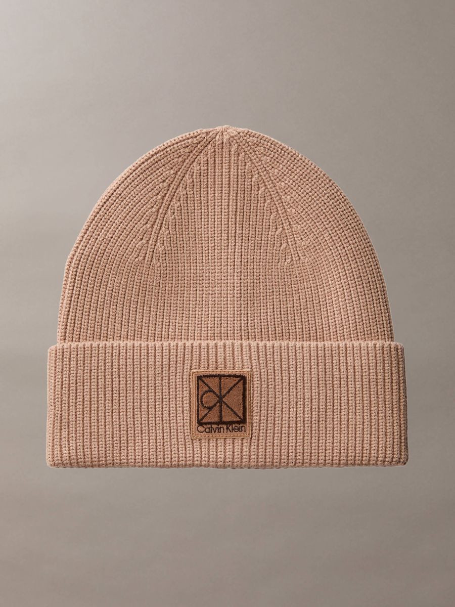 gorro-beanie-rib-emblem-calvin-klein-mujer-beige-4f8109g-rod