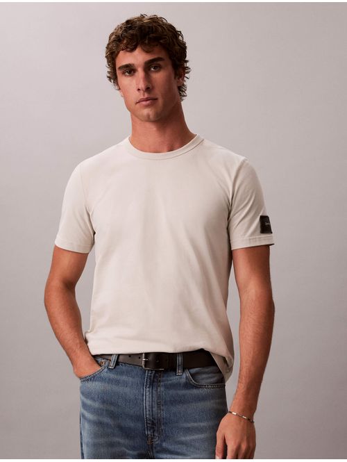 playera-sueded-jersey-badge-calvin-klein-hombre-beige-4rj206g-pdj
