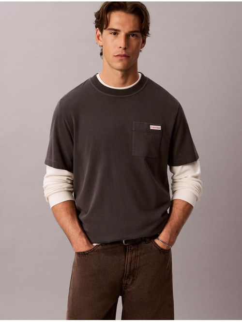 playera-garment-dyed-con-bolsillo-calvin-klein-hombre-gris-4rh203g-yz3